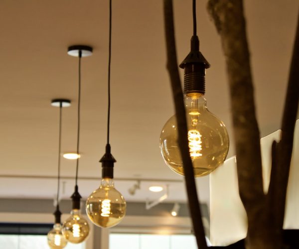 Lampy sufitowe do salonu – co można wybrać?
