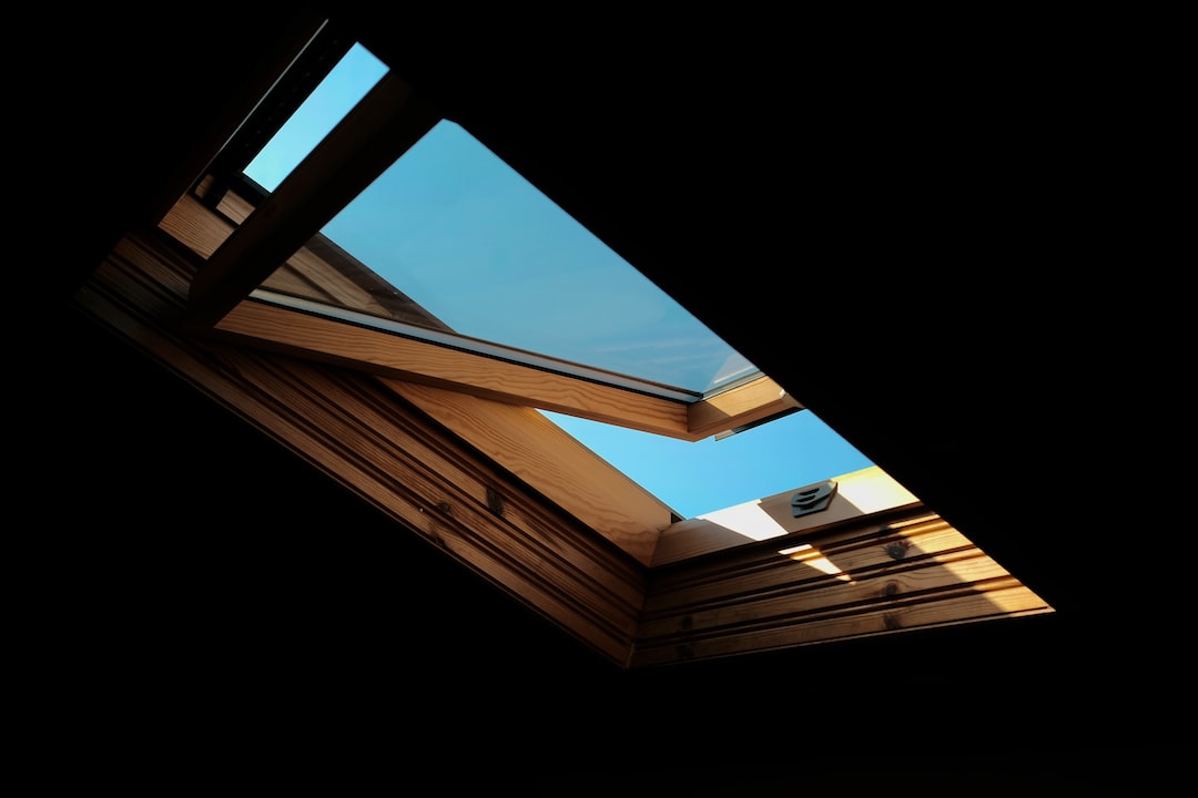 Rolety na okno dachowe: Skuteczna ochrona i elegancja w Twoim domu