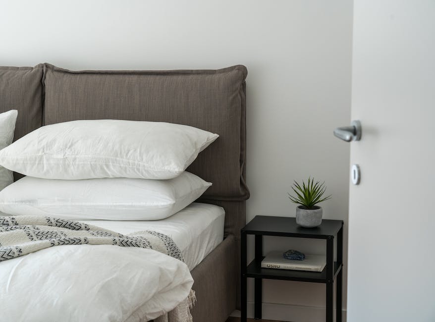 Jak wybrać idealne łóżko tapicerowane do sypialni – poradnik dla poszukujących komfortu i stylu