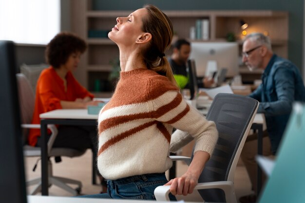 Jak ergonomiczne krzesła biurowe wpływają na zdrowie i wydajność pracy?