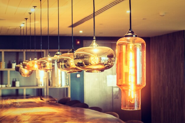 Jak wybrać idealne oświetlenie do salonu?