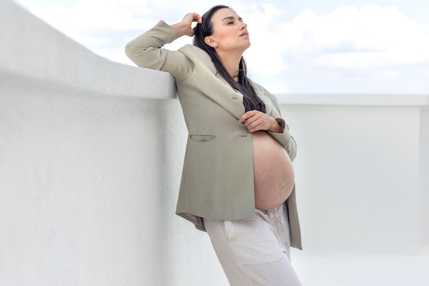 Jak wybrać idealną odzież dla przyszłych mam, która zapewni komfort podczas karmienia piersią?